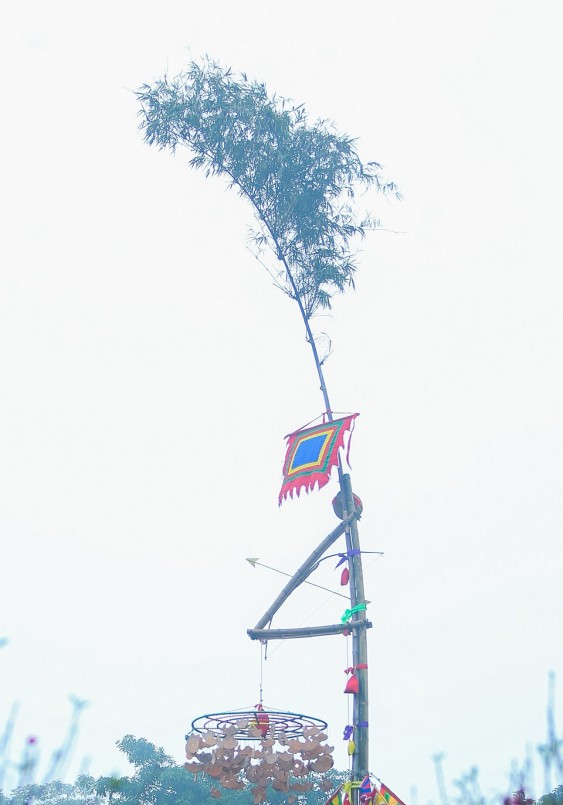 Trên ngọn cây treo một lá phướn dài, cùng những chiếc khánh đất, chuông gió để những vật đó va đập nhau kêu leng keng trong gió với ý nghĩa trừ ma quỷ, mong ước một mùa Xuân tươi vui, cả năm an lành, mưa thuận gió hòa, mùa màng tốt tươi. 