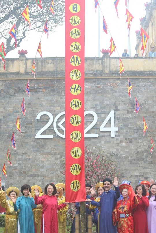  Những nghi lễ này có ý nghĩa tiễn năm cũ qua đi và đón năm mới đang đến. Theo tục lệ xưa, các gia đình chỉ được tiến hành nghi lễ này tại tư gia khi nghi lễ tại hoàng cung đã kết thúc. 