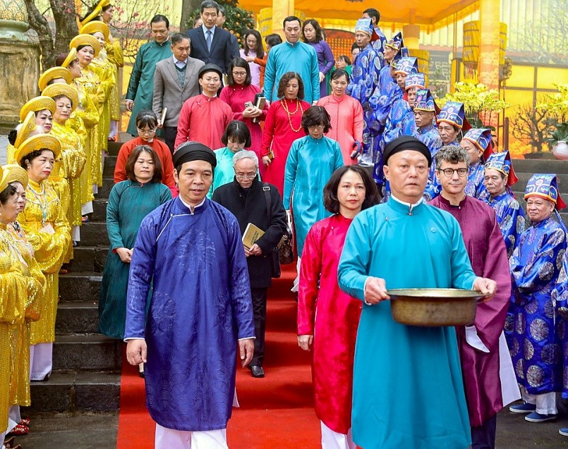 Phong tục thả cá chép dựa trên sự tích cá chép vượt vũ môn và hóa rồng. Sau khi làm lễ tại Điện Kính Thiên, cá chép được đưa đi thả. Phong tục này có ý nghĩa là cầu mong sự sinh sôi, phát triển của người Việt xưa.