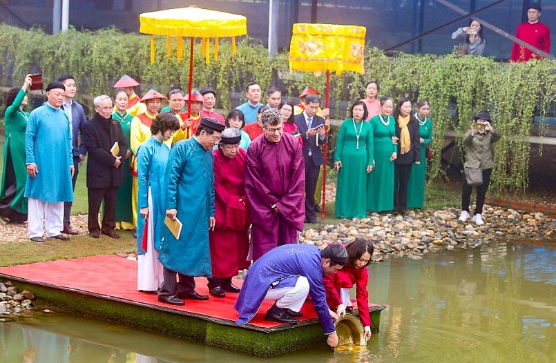 Cá chép được đựng trong chậu bằng đồng thau, sau khi làm lễ cúng được rước ra sông cổ tại khu di tích khảo cổ 18 Hoàng Diệu để phóng sinh