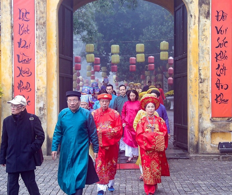  Sau khi tiễn ông Công ông Táo về trời, đoàn rước trở về khu vực Đoan Môn tái hiện việc dựng cây Nêu ngày Tết.