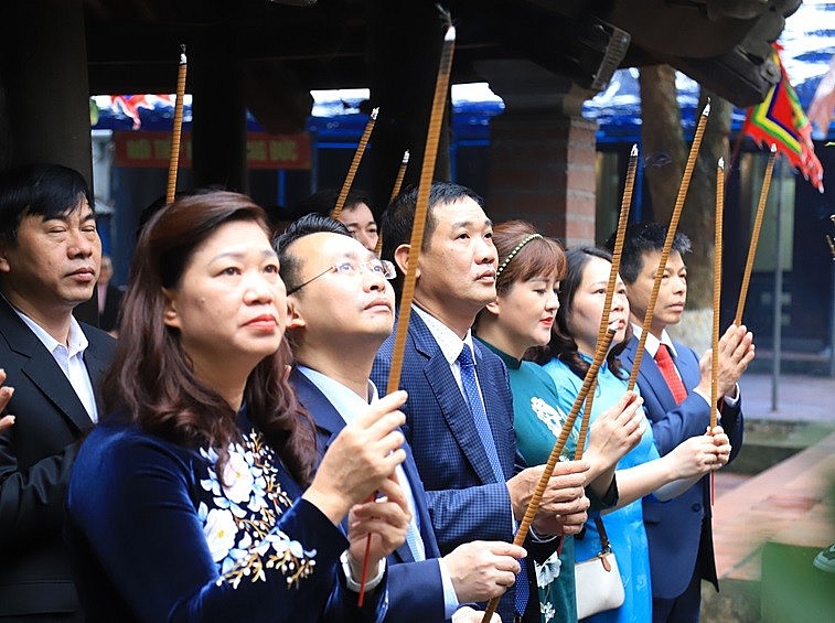 Lãnh đạo, khách mời dâng hương Di tích lịch sử Quốc gia Đền Sái.