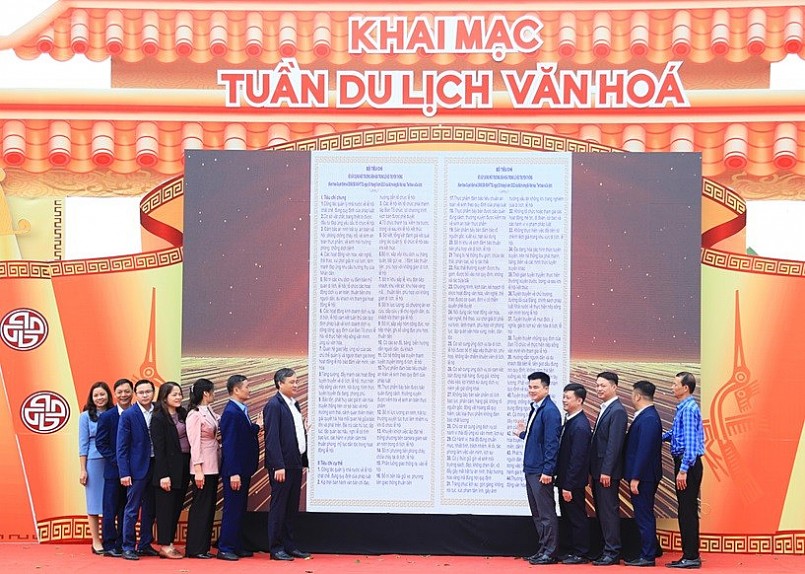 Lãnh đạo, khách mời tiến hành ký cam kết thực hiện Bộ tiêu chí về môi trường văn hóa trong lễ hội truyền thống.