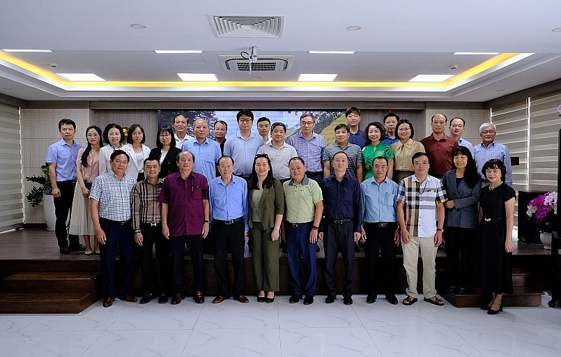 Các đại biểu tham dự Hội nghị chụp ảnh lưu niệm.