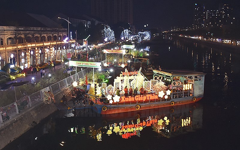 Hàng ngàn người dân chen chúc đổ về chợ hoa xuân Trên bến dưới thuyền tham quan, mua sắm cây kiểng - Ảnh: PHƯƠNG QUYÊN