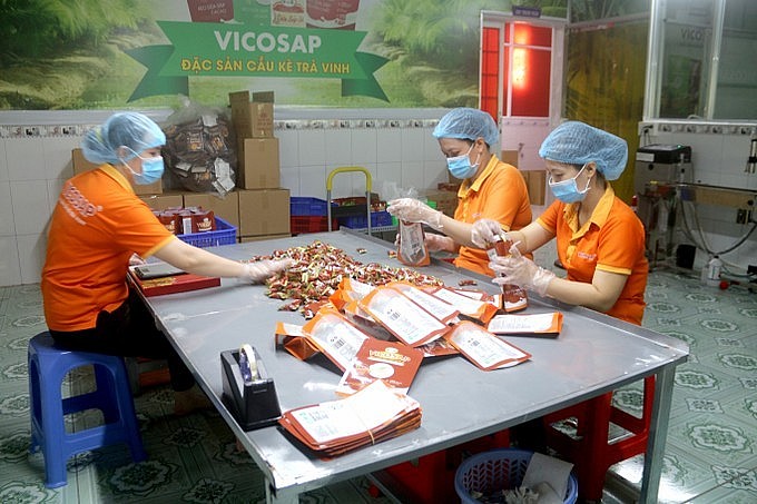 Đóng gói kẹo dừa sáp tại Công ty TNHH Chế biến Dừa sáp Cầu Kè. Ảnh: Thanh Hoà - TTXVN