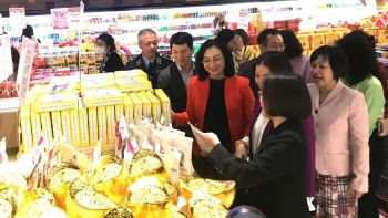 Nguồn cung hàng hóa dồi dào, sức mua tăng cao dịp cận Tết Nguyên đán