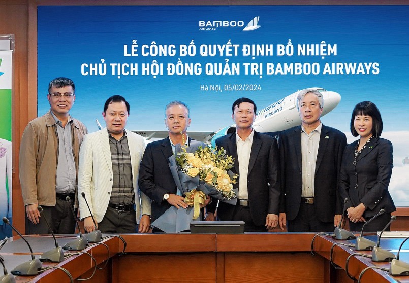 Ông Phan Đình Tuệ (ôm hoa) chính thức trở thành Tân HĐQT Bamboo Airways kể từ ngày 7/2.