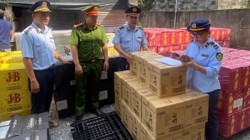 Bình Dương: Tạm giữ 15.818 chai rượu ngoại có dấu hiệu nhập lậu