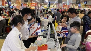 Thị trường hàng Tết nhộn nhịp, thực phẩm tươi sống, đồ khô tăng giá