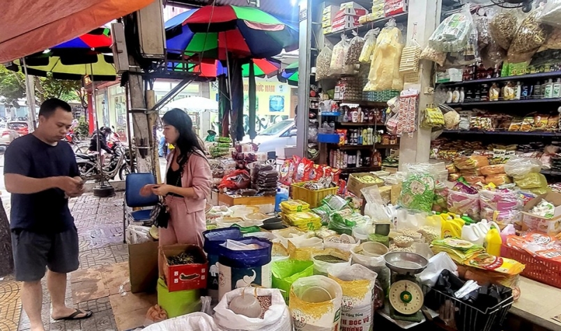 Các cửa hàng chủ động nhập các mặt hàng đồ khô thiết yếu để đáp ứng nhu cầu tăng cao của người tiêu dùng dịp Tết.