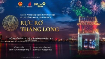 Mãn nhãn màn trình diễn drone ánh sáng mừng năm mới trên bầu trời Hà Nội