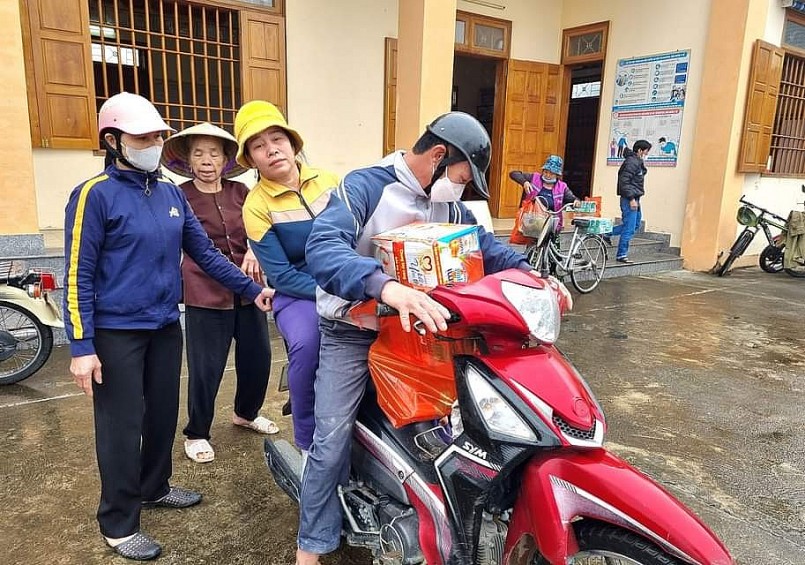 Tạp chí Thương hiệu & Sản phẩm trao quà Tết cho người già neo đơn, tàn tật, chất độc màu da cam