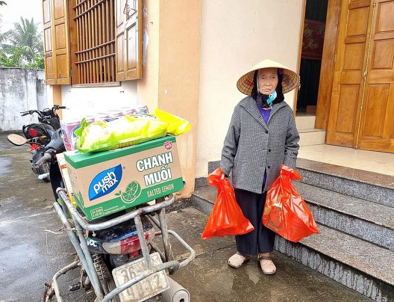 Tạp chí Thương hiệu & Sản phẩm trao quà Tết cho người già neo đơn, tàn tật, chất độc màu da cam
