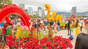 Đà Nẵng: Người dân, du khách du xuân trong ngày đầu năm mới