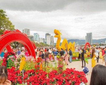 Đà Nẵng: Người dân, du khách du xuân trong ngày đầu năm mới