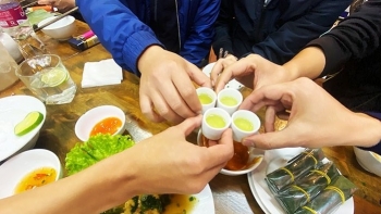 Uống nhiều rượu bia ngày Tết dễ bị tổn thương gan