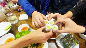 Uống nhiều rượu bia ngày Tết dễ bị tổn thương gan