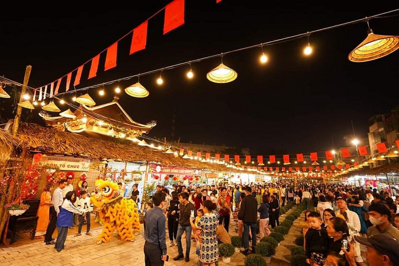 Đông đảo du khách đến tham quan và trải nghiệm tại Ninh Bình.