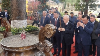 Tổng Bí thư Nguyễn Phú Trọng dâng hương tại Hoàng thành Thăng Long