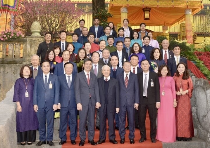 Tổng Bí thư chụp ảnh lưu niệm cùng các cán bộ nhân viên trong ca trực ngày mùng 4 tại Khu di tích Hoàng thành Thăng Long.