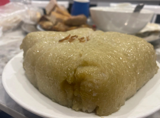 với bánh chưng bị mốc lá hoặc mới bị mốc một góc thì không nên ăn với bánh chưng bị mốc lá hoặc mới bị mốc một góc thì không nên ăn