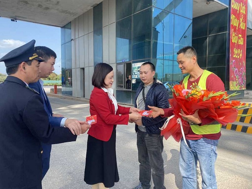 Lãnh đạo TP Móng Cái và các lực lượng chức năng tại Cửa khẩu cầu Bắc Luân II tặng hoa chúc mừng và lì xì đầu năm mới cho Công ty TNHH Quốc tế Bạch Đằng.