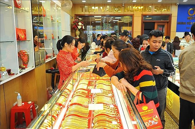 Người dân đổ xô đi mua vàng sớm trước ngày Thần tài năm 2023.