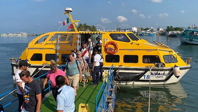 Những khách quốc tế đầu tiên đặt chân lên đảo Phú Quốc vào sáng 30 tết. Ảnh HOÀNG TRUNG