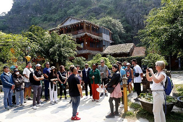 Khu du lịch Hang múa thu hút đông khách quốc tế - Ảnh: Minh Đường