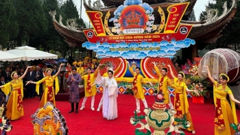 Khai hội chùa Hương trong mưa xuân