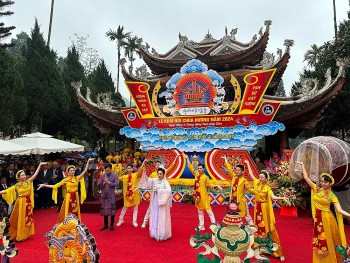 Khai hội chùa Hương trong mưa xuân