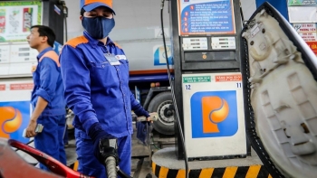 Giá xăng tăng lên sát 24.000 đồng một lít