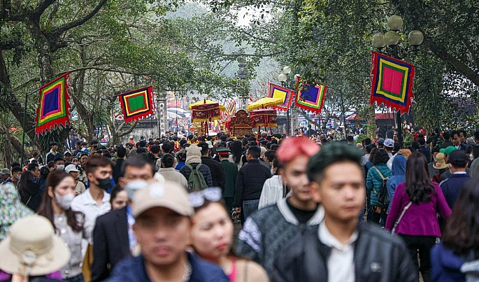 Đông đảo du khách thập phương đổ về dự lễ khai hội Gióng đền Sóc năm 2024.