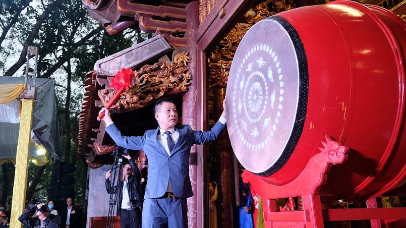 Chủ tịch UBND huyện Sóc Sơn Phạm Văn Minh đánh trống khai hội.