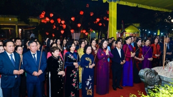 Hà Nội: Đền Hai Bà Trưng rực sáng trong đêm khai hội