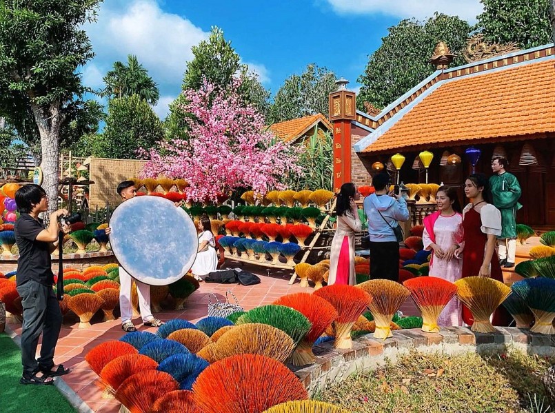 Du khách tham quan và chụp ảnh tại phim trường Tết ở Cần Thơ Eco Resort.