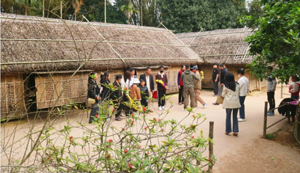 Du khách tham quan Khu di tích Quốc gia đặc biệt Kim Liên (Nam Đàn). 