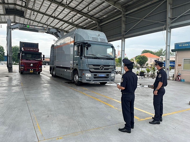  Cục Hải quan tỉnh Bình Dương thực hiện kiểm tra hàng hóa bằng máy soi container di động. (Ảnh:  Cục Hải quan Bình Dương)
