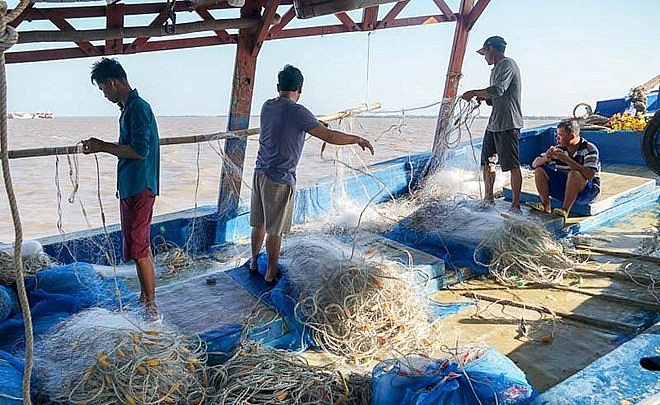 Ngư phủ Sóc Trăng chuẩn bị ngư cụ cho chuyến ra khơi đánh bắt đầu năm. Ảnh: Phương Anh