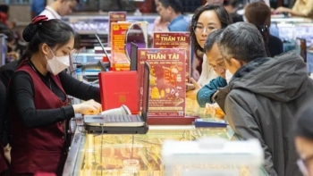 Kinh tế khó khăn, người dân xếp hàng mua vàng chủ yếu lấy may