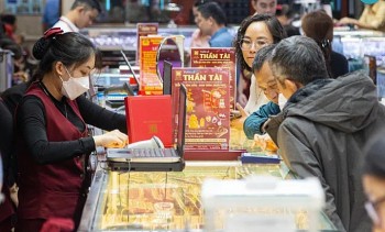 Kinh tế khó khăn, người dân xếp hàng mua vàng chủ yếu lấy may