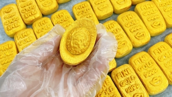 Bánh hình rồng, thỏi vàng, mâm cúng tam sên hút khách trước ngày vía Thần Tài