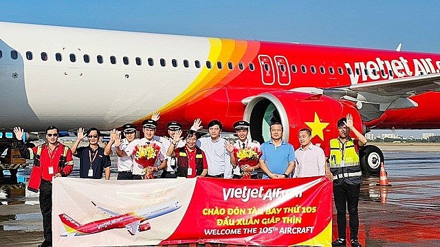 Lãnh đạo Vietjet cùng cán bộ, phi hành đoàn Vietjet chào đón tàu bay thứ 105 tại sân bay Tân Sơn Nhất, TP.Hồ Chí Minh. Lãnh đạo Vietjet cùng cán bộ, phi hành đoàn Vietjet chào đón tàu bay thứ 105 tại sân bay Tân Sơn Nhất, TP.Hồ Chí Minh.