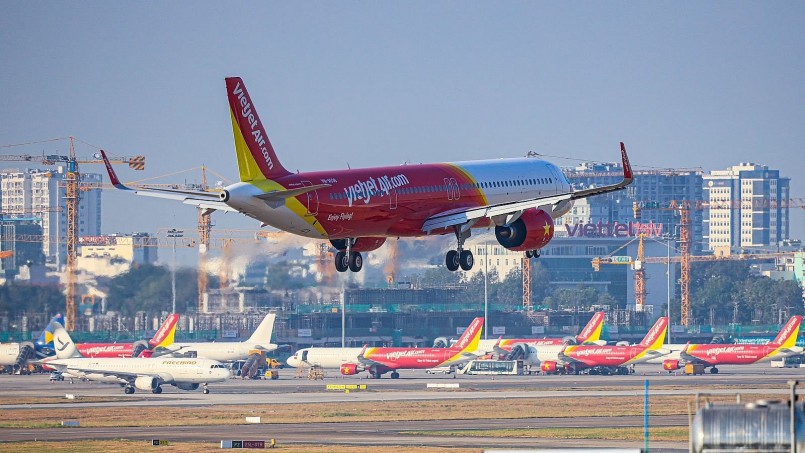 Máy bay mới của Vietjet hạ cánh tại Sân bay Tân Sơn Nhất sáng 18/2. Máy bay mới của Vietjet hạ cánh tại Sân bay Tân Sơn Nhất sáng 18/2.