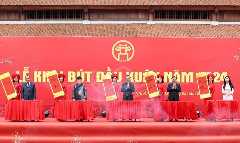 Chủ tịch nước Võ Văn Thưởng và lãnh đạo Hà Nội khai bút đầu xuân