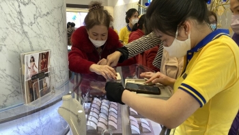 Ngày vía Thần Tài, người dân Đà Nẵng háo hức mua vàng