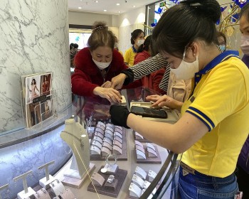Ngày vía Thần Tài, người dân Đà Nẵng háo hức mua vàng