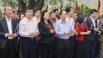 Ninh Bình: Lễ hội truyền thống động Hoa Lư thu hút du khách