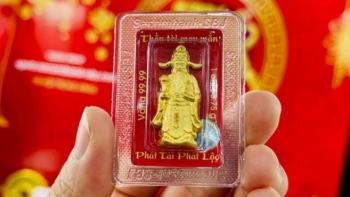 Chiều 19/2, giá vàng đảo chiều tăng, người dân xếp hàng dài chờ mua